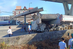 Phong tỏa khẩn cấp hiện trường vụ xe tải quên hạ thùng, đâm sập cầu đi bộ khiến 2 người thương vong