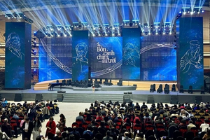 Ban tổ chức show 'Về đây bốn cánh chim trời' bị tuýt còi