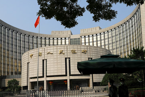 Đi ngược Phố Wall, Trung Quốc ra quyết định thận trọng giữa cơn bão chính sách toàn cầu