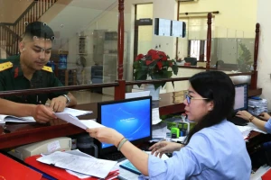 Không có tài khoản ngân hàng, người dân nhận quà Tết ra sao?