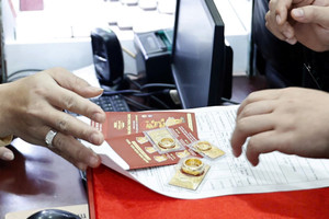 Giá vàng giảm gần 4 triệu đồng, khách xếp hàng dài, cửa hàng bán không kịp