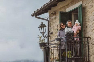 Ngôi làng ‘nhiều mèo hơn người’ đón em bé đầu tiên sau gần 30 năm