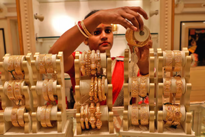 Khi giá vàng tăng mạnh nhất trong gần nửa thế kỷ, người dân nền kinh tế lớn thứ 4 thế giới thay đổi cách mua vàng