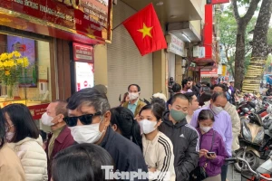 Người Hà Nội xếp hàng dài mua vàng ngày cuối năm