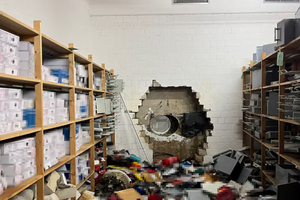 Khoan thủng tường bê tông, nhóm đàn ông đột nhập két sắt cướp trắng 300 tỷ đồng ở ngân hàng: Các nạn nhân phẫn nộ vây kín trụ sở