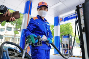 Tại sao biểu đồ giá xăng dầu lại đảo chiều mạnh mẽ vào giai đoạn nước rút cuối năm