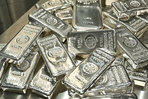 Chạm đỉnh 80 USD rồi lao dốc: Giá bạc khép lại năm 2025 bằng những rung lắc dữ dội