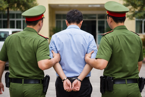 Bắt khẩn cấp cán bộ địa chính xã chiếm đoạt tiền của dân