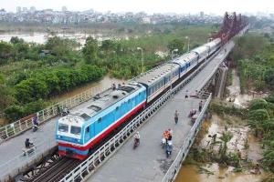 Xe máy được phép qua lại cầu Long Biên sau gần 2 tháng sửa chữa