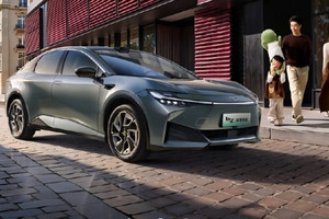 Không ‘vụt mất’ cơ hội, Toyota bán mẫu sedan điện giá chỉ 412 triệu: Hỗ trợ lái nâng cao, tích hợp thêm AI và 32 cảm biến quanh xe, đi được 600km/1 lần sạc