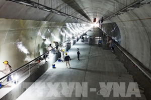 Hầm xuyên núi kết nối 2 tỉnh hẹp ngang của Việt Nam: Thi công xuyên lễ, nỗ lực thông xe trước Tết Nguyên đán