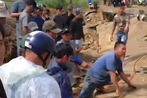 Sập bờ kè sông lớn nhất vùng ven biển miền Trung, 4 người tử vong