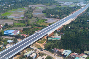 Trước Tết Nguyên đán, chính thức thông xe cao tốc nối 'rừng - biển' đầu tiên của Việt Nam