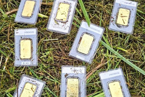 Phong tỏa khẩn cấp, niêm phong 10 thỏi vàng trị giá 924 triệu đồng do công nhân phát hiện trong bụi cỏ