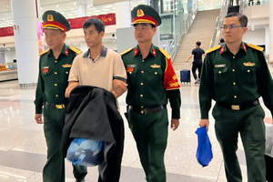 Bắt, áp giải đối tượng truy nã Nhâm Văn Tuấn, SN 1985 từ Lào về Việt Nam