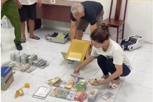 Chủ tiệm vàng ‘tuồn' hơn 2.048 tỷ đồng và 10,7 triệu USD từ Campuchia về Việt Nam