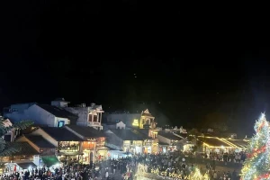 Du khách ùn ùn đổ về Hà Giang giữa giá rét