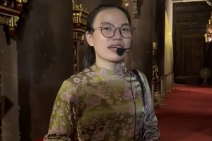 Chính thức đình chỉ nữ hướng dẫn viên tại một khu di tích
