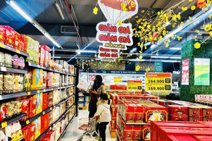 Thị trường hàng Tết 'sống vội', đua nhau xả kho sớm dù chưa tới rằm tháng Chạp