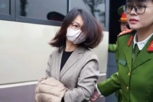 Cảnh sát dẫn giải hai cựu Cục trưởng Cục An toàn thực phẩm đến tòa