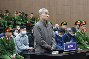 Cựu Phó Cục trưởng Nguyễn Hùng Long khai dùng tiền hối lộ đi trao học bổng, hỗ trợ người già neo đơn và xây dựng nhà tình nghĩa