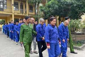 Khám xét khẩn cấp, thu giữ 42 điện thoại, 5 ô tô, 18 thẻ ATM, phong tỏa 125 tài khoản ngân hàng liên quan đường dây đánh bạc 9.300 tỷ đồng