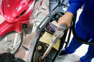 Sóng cao 4m, tàu không thể ra vào Phú Quý: Người dân chờ cả sáng vẫn chưa mua được xăng