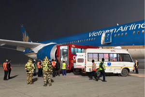 Máy bay Vietnam Airlines hạ cánh khẩn cấp để cấp cứu hành khách