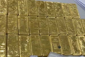 Thu giữ 9 thỏi vàng trị giá 1,5 tỷ đồng trong một bụi cỏ ven đường