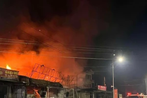 Cháy lớn thiêu rụi 2 căn nhà kinh doanh điện máy, điện lạnh ở Phú Thọ