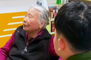 Sau cuộc gọi lạ, cụ bà 79 tuổi hốt hoảng mang sổ tiết kiệm ra ngân hàng