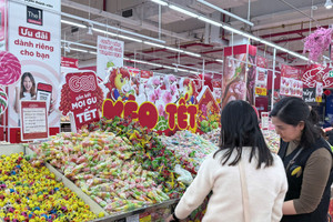 Rực rỡ sắc màu hàng hóa Tết, siêu thị 'vào guồng' từ sớm