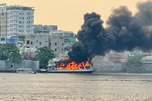 Cháy du thuyền trên sông Sài Gòn