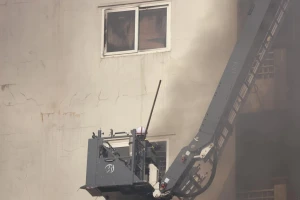 Hà Nội: Nhà cao tầng trên phố Lê Lợi cháy ngùn ngụt, có người mắc kẹt, có người nhảy từ tầng cao xuống mái nhà bên cạnh