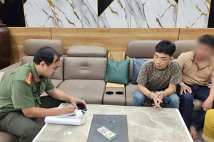 Khám xét khẩn cấp, bắt Lê Xuân Cương SN 2001, tịch thu 63 tờ mệnh giá 100 USD, 1 gói tinh thể và cân tiểu ly