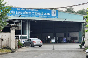 Cựu Giám đốc và Phó Giám đốc một Trung tâm đăng kiểm hầu tòa, 2 người bị truy nã