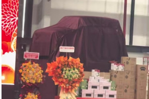 Một công ty tặng ô tô, xe máy điện cùng nhiều thiết bị giá trị cho 2.000 nhân viên trong tiệc tất niên