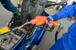 Giá xăng giảm về sát 18.500 đồng/lít, thấp nhất trong hơn 5 năm