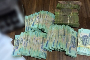 Khám xét khẩn cấp nhiều địa điểm, thu giữ lượng lớn tiền mặt, 1.563 bình kim loại, 3 kho bồn lớn, 12 xe ô tô, 5 xe máy, khởi tố 61 đối tượng