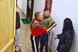 Công an vào cuộc vụ người phụ nữ bị hành hung tại chung cư ở Hà Nội