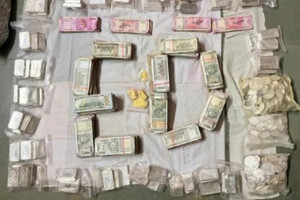 Khám xét khẩn cấp nhà môi giới chứng khoán, phát hiện 1,2kg vàng, 110kg bạc và tiền mặt chất đống trị giá hơn 10 tỷ đồng