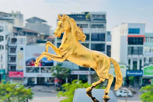 Quà Tết Bính Ngọ dát vàng, giá vài chục triệu vẫn đắt khách