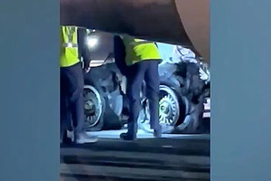 Máy bay Boeing 767 chở 221 người bất ngờ phát nổ 8 bánh, một sân bay quốc tế tạm thời đóng cửa