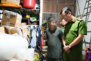 Khám xét khẩn cấp 3 địa điểm liên quan đến vợ chồng Giám đốc SN 1973, thu giữ hơn 130 lít nước hoa Chanel, Dior