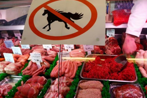Phát hiện đường dây 'hô biến' thịt ngựa thành thịt bò bán cho siêu thị, làm thực phẩm chế biến sẵn: Bê bối thực phẩm rúng động dư luận hơn một thập kỷ