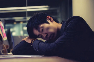 Nam nhân viên 37 tuổi bị liệt bàn tay sau một giấc ngủ ngắn ở văn phòng