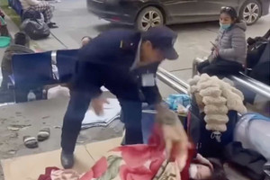 Vụ bảo vệ ném chăn người nhà bệnh nhân khi trời giá rét: Bệnh viện Bạch Mai lên tiếng