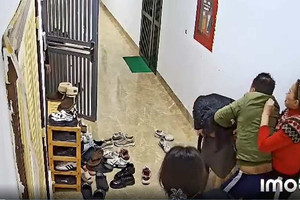Người phụ nữ hành hung hàng xóm trong chung cư Hà Nội bị công an triệu tập