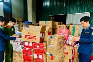 Tạm giữ hơn 1.300 đơn vị thực phẩm không rõ nguồn gốc tại một cơ sở kinh doanh ở Quảng Trị