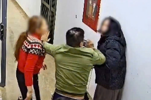 Tạm giữ hình sự người phụ nữ đánh hàng xóm tại chung cư ở Hà Nội